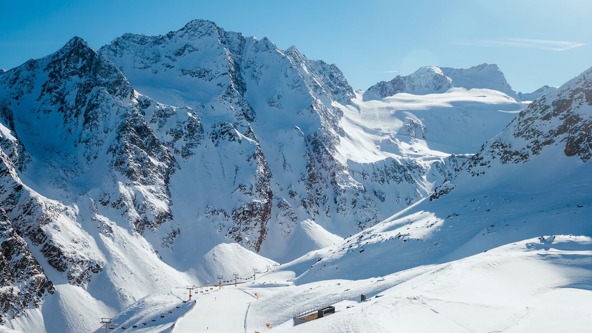 Další oběti lavin v Rakousku. Muže a ženu objevili z helikoptéry už mrtvé